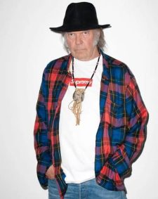 Neil Young fa causa al “comitato di Trump” per l’uso non autorizzato di una sua canzone: chiesti 10 milioni di dollari